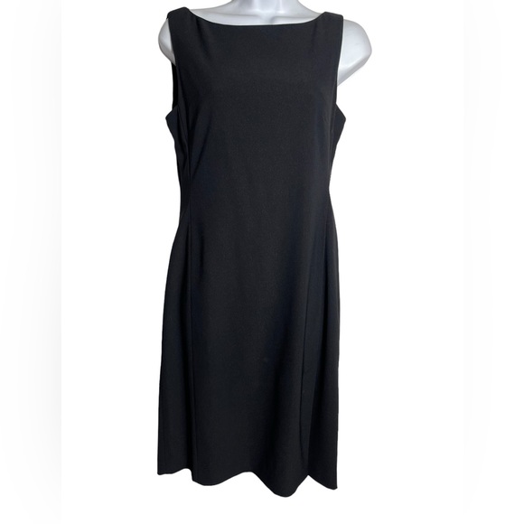 BCBGMaxAzria Dresses & Skirts - Size 6 BCBG MAXAZRIA stunning black dress‎ with bright pink inner lining!